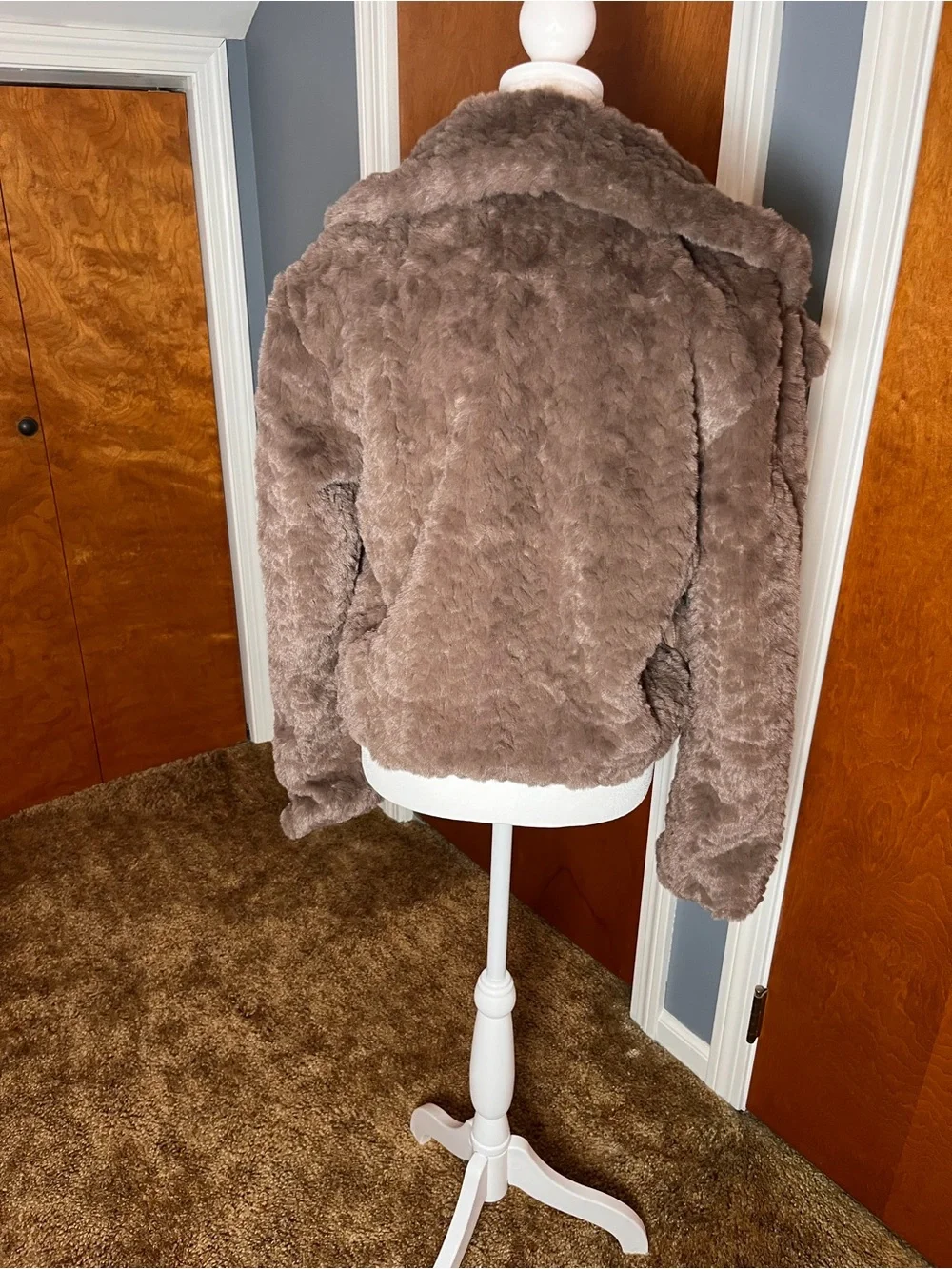 Blu Pepper Taupe Plush Faux Fur Teddy Jacket. Size medium, new with tags.